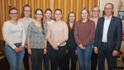 Bild: sön
Die Festdamen für das 125-jährige Jubiläumsfest der Feuerwehr Wolfsbach stehen bereits fest. Gerne stellte sich Bürgermeister Erwin Geitner (rechts) für ein gemeinsames Foto zur Verfügung.
