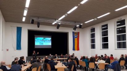 Bild: exb
In der Anliegerversammmlung erläuterte Bürgermeister Reiner Gäbl das weitere Vorgehen in Sachen Neugestaltung des Tillyplatzes.