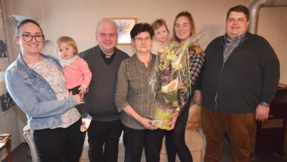 Bild: no
Zu den zahlreichen Gratulanten gehörten neben zwei Enkelinnen und zwei Urenkeln Bürgermeister Dieter Dehling (rechts) und Pfarrer Markus Priwratzky (Dritter von links).