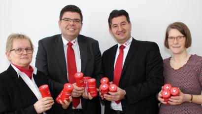 Bild: exb
Startklar für die Verteilung der Rotkreuz-Dosen sind (von links) stellvertretende BRK-Kreisgeschäftsführerin Edeltraud Sperber (Weiden/Neustadt), Kreisgeschäftsführer Holger Schedl (Tirschenreuth), Kreisgeschäftsführer Sandra Gallitzdörfer (Weiden/Neustadt) und die Leiterin des BRK-Betreuungsvereins in Tirschenreuth Uta-Dagmar Jaschke.