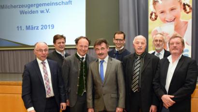 Bild: bgm
Vorsitzender Manfred Venzl (Vierter von links) und Geschäftsführer Hans Winter (Zweiter von rechts) begrüßen in der Mitgliederversammlung der MEG stellvertretenden Landrat Albert Nickl (von links), AELF-Chef Reinhold Witt, René Guhl und Georg Müller von der Molkerei, Stadtrat Josef Gebhardt und BBV-Kreisobmann Josef Fütterer.