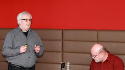 Bild: njn
Peter Zimmert (links) vom Landratsamt Tirschenreuth stellte den Senioren des Generationennetzwerks das "Baxi" vor. Mit auf dem Bild Projektleiter Roland Lochner (rechts).