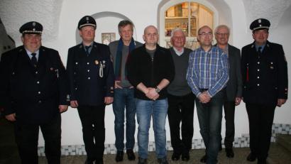 Bild: wro
Reiner Weig, Florian Zeitler, Josef Mayerhöfer sen., Hubert Unterstein und Ferdinand Lienerth (ab Dritter von links) wurden bei der Jahreshauptversammlung der Feuerwehr Falkenberg geehrt. Dankeschön sagten (von links) Vorsitzender Hubert Schedl, Kommandant Andreas Zölch und (rechts) Zweiter Kommandant Harald Fischer.