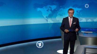 Bild: Handout
„Tagesschau“-Sprecher Jan Hofer im Studio in Hamburg. Foto: Tagesschau.de/dpa/Archiv