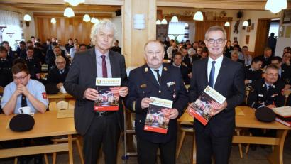 Bild: bkr
Die ersten beiden Exemplare der 28. Jahrgangsausgabe von „Feuerwehr Landkreis Tirschenreuth“ überreichte Kreisbrandrat Andreas Wührl (Mitte) an Landrat Wolfgang Lippert (links) und Bürgermeister Werner Nickl (rechts).