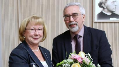 Bild: Thomas Dobler
Bürgermeister Manfred Rodde gratulierte der ersten Seniorenbeauftragten des Marktes Schwarzenfeld, Gabi Beck, mit einem Blumenstrauß.