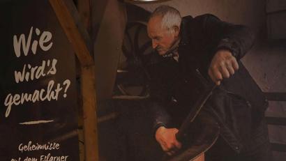 Bild: gz
Auf einem Plakat im Biererlebnis zeigt der Kommunbraumeister Georg Zierer senior seit 1951 wie´s gemacht wird.