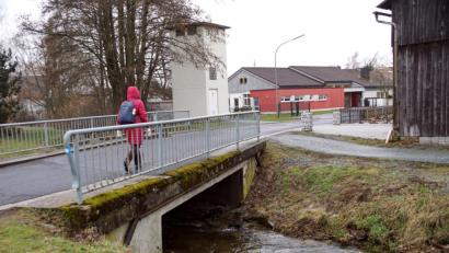 Bild: bkr
Autofahrer werden den Mühlweg ab 2. Mai nicht mehr durchfahren können. Die Brücke über den Flötzbach wird total erneuert, die Fußgänger erhalten eine Behelfsbrücke. Der Parkplatz des Kindergartens (Hintergrund) kann vom „Alten Dorf“ her für die Zeit der Brückenbauarbeiten noch benutzt werden.