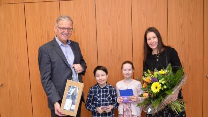 Bild: fz
Dr. Katrin Herfurth und ihre beiden Kinder Nathalie und Raphael gehen in die Analen der Gemeinde Irchenrieth ein. Bürgermeister Josef Hammer strahlt.