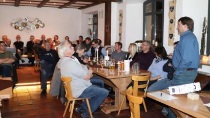 Bild: ilt
Die CWG stellt sich der Diskussion zum Thema "Schulhaus". Vorsitzender Ewald Plössner führt durch den Abend.