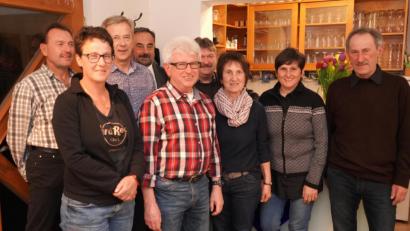 Bild: fvo
Josef Götz (Mitte) steht weiter an der Spitze des TC Waldthurn.