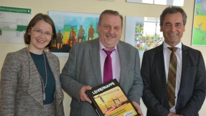 Bild: jr
Neuestes Unterrichtsmaterial übergab Werner Ott (Mitte), Obermeister der Bauinnung, an das Staatliche Schulamt mit Schulamtsdirektor Rudolf Kunz und Schulrätin Martina Puff an der Spitze. Die Mappen werden an alle Mittelschulen im Landkreis weiterverteilt. Auch die Grundschulen erhalten demnächst neues Lehrmaterial von der Bauinnung.
