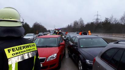 Bild: exb
Acht Fahrzeuge waren in den Unfall am Freitag gegen 12 Uhr verwickelt. Die Feuerwehr Oberköblitz sorgte für die Stauabsicherung.