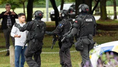 Bild: Martin Hunter
Spezialkräfte der Polizei sichern den Tatort. Foto: Martin Hunter/SNPA
