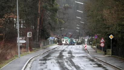 Bild: Wolfgang Steinbacher
Am Freitag konnte man hier noch problemlos durchfahren, ab Montag ist das nicht mehr möglich: Die Ebermannsdorfer Ortsdurchfahrt wird gesperrt, weil hier ein neuer Hauptkanal verlegt wird.