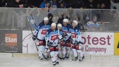 Bild: gb
Die Blue Devils bejubeln vor ihren Fans einen Treffer. Die Weidener gewannen am Freitag das erste Play-off-Match bei den Hannover Scorpions mit 3:2.