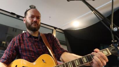 Bild: Kunz
Storyteller Baby Kreuzberg mit seiner Gitarre in der "Milchbar".