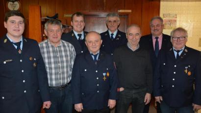 Bild: jr
Für 50-jährige Treue zur Feuerwehr Königshütte wurde eine Reihe von Mitgliedern geehrt. Unser Bild zeigt (von links) Vorsitzenden Christian Weiß, Alois Siller, Kommandant Martin Teubner, Johann Wölfl, Alois Männer, Georg Dostler, Bürgermeister Johann Burger und Manfred Junge.