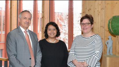 Bild: ALE Oberpfalz, Stefan Neumann/exb
Behördenleiter Thomas Gollwitzer und Regina Waltl freuen sich auf ihre neue Mitarbeiterin Miriam Drlicek (Mitte).