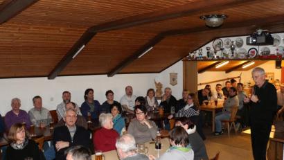 Bild: rpp
Die Bekanntgabe der Ergebnisse aus den Fragebögen lockte viele Löschwitzer zum vierten Treffen. Architekt Lehner präsentierte im prall gefüllten Feuerwehhaus die Analyse und was sich daraus ableiten lässt.