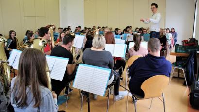 Bild: stg
Dirigent Andreas Sächerl (stehend) schwingt den Taktstock