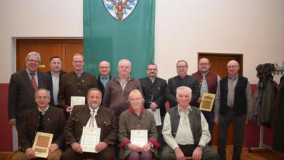 Bild: bnr
Zahlreiche Mitglieder konnte die BJV-Kreisgruppe Nabburg für ihre langjährige Treue auszeichnen. Die Urkunden überreichten der Vorsitzende Burkhard Graf Beissel von Gymnich (links) und sein Stellvertreter Herbert Obermeier (rechts).