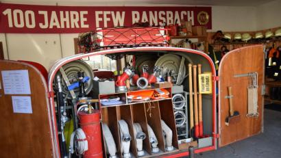 Bild: bö
Der 1960 angeschaffte Löschanhänger der Freiwilligen Feuerwehr Ransbach wird schon bald Geschichte sein, wenn die Dorffeuerwehr ein Löschfahrzeug bekommt.