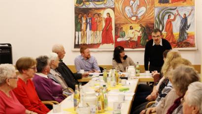 Bild: njn
Jahresvollversammlung "Der Kleine Dienst" im evangelischen Gemeindehaus. Auf dem Bild (Kopfende von links) Pfarrer Christoph Zeh, Geschäftsführerin Rita Kunz und Pfarrer Martin Besold.