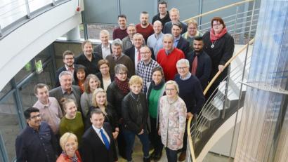 Bild: Gabi Schönberger
Die SPD um Stadtverbandsvorsitzende Sabine Zeidler (vorne) präsentiert die Kandidaten für die Stadtratswahl. Beim Fototermin fehlt allerdings ein Drittel. Listenführer ist Bürgermeister Jens Meyer (rechts daneben). Der scheidende OB Kurt Seggewiß ist zwar mit auf dem Bild, kandidiert aber auch nicht mehr für den Stadtrat.