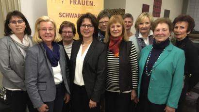 Bild: ksi
Ein starkes Team mit Christiane Scherer (Vierte von links) an der Spitze stellt bei der Frauen-Union die Weichen. Für die gute Arbeit gab es ein Kompliment von Kreisverbandsvorsitzender Marianne Forster (links).