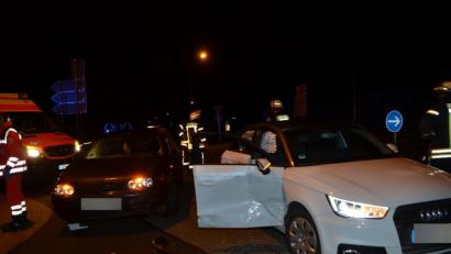 Bild: dob
Den Audi hat es ganz schön erwischt. Die vier jungen Leute kommen vorsorglich ins Klinikum Weiden.