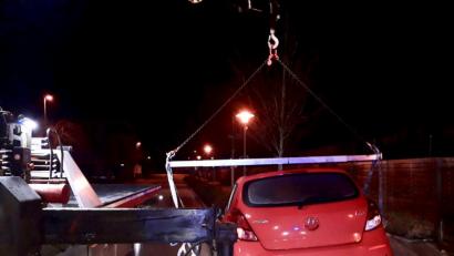 Bild: Alexander Auer
Ein 49-Jähriger landet mit seinem Auto in Neutraubling in einem Blumenbeet.
