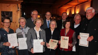 Bild: kro
Langjährige Mitglieder ehrte der Gerwig-Kreis. Unser Bild zeigt (von links) Gabriele Achmann, Renate Schubert, Karl Rothenaichner, Agnes Treml, Bürgermeister Bernd Sommer, Christa Wirth, Gerhard Paintner, Gerlinde Brunner, Walter Fiedler und Arno Ritz.