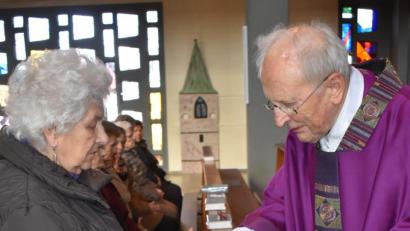 Bild: rgr
Pfarrer Hans Bayer (Bild) spendet ebenso wie Pfarrer Bernhard Müller während der Seniorenmesse in der Friedenskirche Grafenwöhr die Krankensallbung.