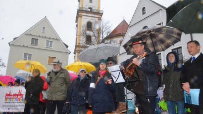 Bild: Kunz
"Hejo. stehn wir Hand in Hand, für ne bessre Zukunft hier im Land", singen Chöre um Herbert Schmid.