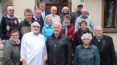 Bild: br
Im Kreise einer großen Gratulantenschar feierte Metzgermeister Rudolf Lux (vorne, Zweiter von links) seinen 80. Geburtstag. Unser Bild zeigt seine Schwiegertochter Claudia (vorne links), sein Bruder Walter (rechts), seine Schwester Gerda (hinten, Zweite von rechts), Bürgermeister Manfred Porsch (hinten, Vierter von rechts) sowie den Vertretern der Vereine.