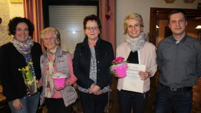 Bild: soj
Kreisvorsitzende Tina Zeitler (links), FU-Ortsvorsitzende Petra Becher (Mitte) sowie CSU-Ortsvorsitzender Wolfgang Söllner gratulierten dem neuen Ehrenmitglied Inge Stich (Zweite von links) und Schatzmeisterin Christine Söllner zu ihren Auszeichnungen.