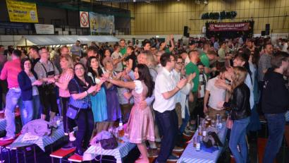 Bild: jr
Von Beginn an herrschte beste Stimmung beim 40. Mitterteicher Starkbierfest.