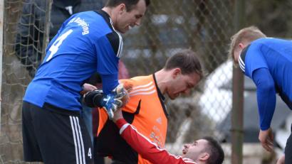 Bild: ref
Raigerings Torwart Tobias Schoberth (Mitte) attackierte Sorghofs Angreifer Artur Becker (am Boden) nach einer umstrittenen Szene im Strafraum. Becker sah die gelbe Karte, Schoberth Rot.