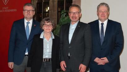 Bild: hka
Die Preisträgerin Irmgard Reisima-Renner umrahmt von (von links) Bürgermeister Michael Göth, Lions-Präsident Jörg Melchner und Landrat Richard Reisinger.