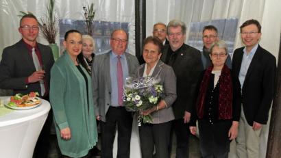 Bild: Dobmeier
Zum 80. Geburtstag lassen viele Gratulanten die Jubilarin Ilse Stark (mit Blumenstrauß) hochleben und dankten für ihren unvermindert engagierten Einsatz.