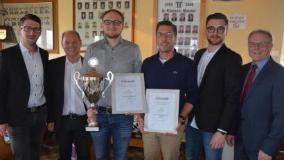 Bild: jr
Der TSV Konnersreuth zeichnete bei seiner Jahresversammlung verdiente Sportler aus. Sportler des Jahres wurde Markus Wenisch (Dritter von links), den TSV-Ehrenpreis erhielt Otto Gradl (Dritter von rechts). Dazu gratulierten (von links) stellvertretender TSV-Vorsitzender Christopher Rüth, BFV-Schatzmeister Jürgen Faltenbacher sowie (von rechts) Bürgermeister Max Bindl und TSV-Vorsitzender Maximilian Siller.
