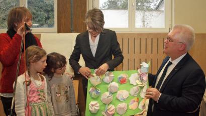 Bild: sön
Kinder der Klassen 1 bis 4 hatten eine Blumenwiese mit vielen lieben Briefen gebastelt. Zwei Mädchen überreichten sie an das scheidende Pfarrerehepaar aus Rieden (von rechts), Klaus Eberius und Birgit Schwalbe.
