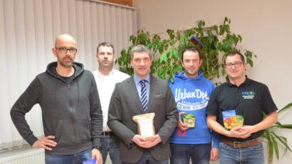 Bild: fz
"Blühsamen haben wir genug", sagt CSU-Vorsitzender Markus Ziegler (Mitte). "Die Leute brauchen nur kommen."