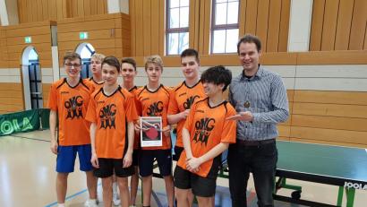 Bild: exb
Von links: Sebastian Kopp (8. Klasse), Carl Poersch (10.), Hannes Andritzky (8.), Leon Friedrich (8.), Fabian Dick (10.), Lukas Bayer (9.), Fynn Rauscher (Q11) und Trainer Tobias Ebert.