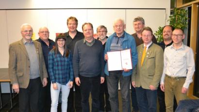 Bild: hcz
Dieter Neumann (Fünfter von rechts) hat sich viele Jahrzehnte bei den Naturfreunden eingebracht und bekam dafür die Auszeichnung für 50 Jahre. Vorsitzender Christian Weidner (Fünfter von links) gratulierte zusammen mit den Vorstandsmitgliedern und den Ehrengästen.