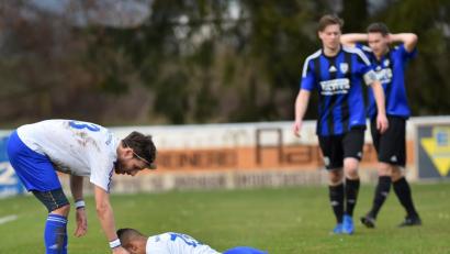 Bild: A. Schwarzmeier
Michael Wells (am Boden) war untröstlich: Kurz vor der Pause hatte der Schirmitzer Abwehrspieler den 2:1-Führungstreffer auf dem Fuß, aber das Leder fand nicht den Weg ins Tor. Bastian Dütsch tröstete den Teamkollegen. Am Ende unterlag Schirmitz dem TuS Kastl mit 1:3.