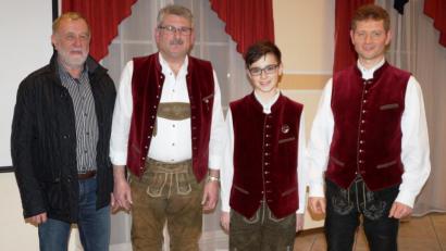 Bild: weu
Der musikalische Leiter Jürgen Lößl (rechts) übergab mit Vorstand Georg Bergschneider Urkunde und Nadel für die D1-Prüfung an Bastian Nagler. Bürgermeister Graßl (links) gratulierte dem jungen Musikanten.