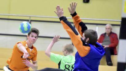 Bild: Ziegler
Der Amberger Linksaußen Leonhard Schatz (links) wirft einen seiner insgesamt fünf Treffer für die HG. Der Röthenbacher Rechtsaußen Jacob Kellner (Mitte hinten) und Torhüter Andreas Sommer (rechts)
 können das Tor nicht mehr verhindern.

Bild: Ziegler