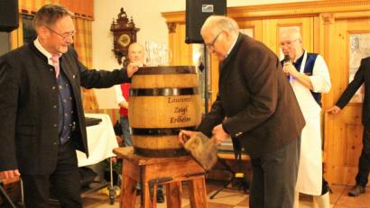 Bild: Dagmar Williamson, dwi
Beim zweiten Schlag fließt der Gerstensaft aus dem Holzfass: Brauer Alfred Gaisbauer (rechts) übernimmt den Anstich zum Jubiläum. Sichtlich erfreut über die Verantwortung seines Amtes ist Dritter Bürgermeister Josef Schmaußer.